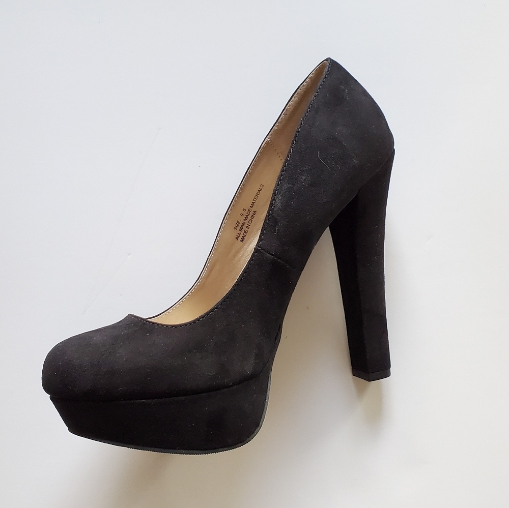 🥀 NWT Black Platform Pumps